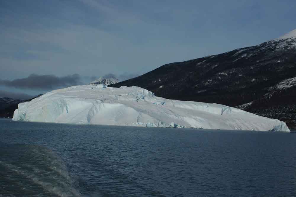 Argentina 062 - parque nacional de los glaciares - lago Argentino - iceberg.jpg